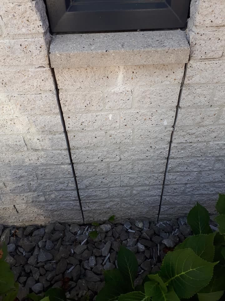 Exposed concrete joints in wall